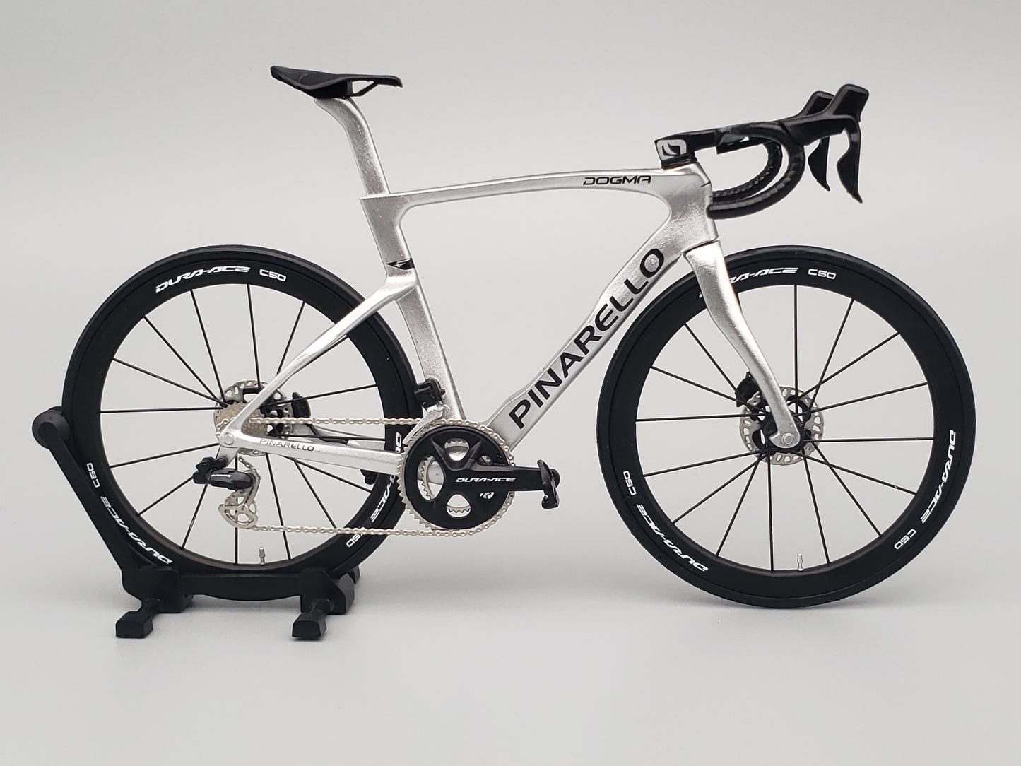 PRE-PAINTED Series - Hobbit Bike 1/12 Scale Plastic Road Bike Model Kit - HBY1-0001 - Pinarello F