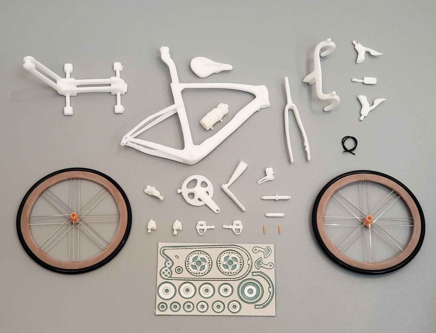 UNPAINTED/UNASSEMBLED White Mold - Hobbit Bike 1/12 Scale Plastic Road Bike Model Kit - HB01-0014 - Pinarello F